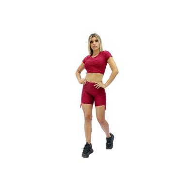 Crop top con mangas + short texturizado con tiras a los lados