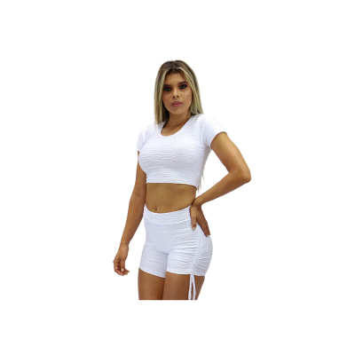 Crop top con mangas + short texturizado con tiras a los lados