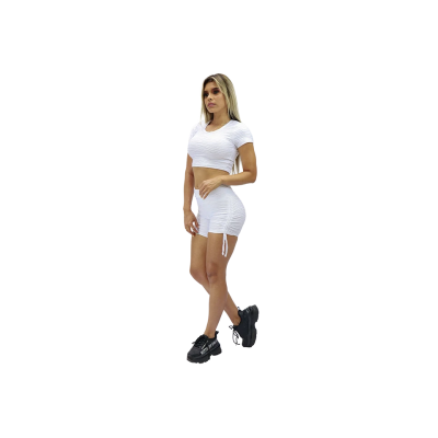 Crop top con mangas + short texturizado con tiras a los lados