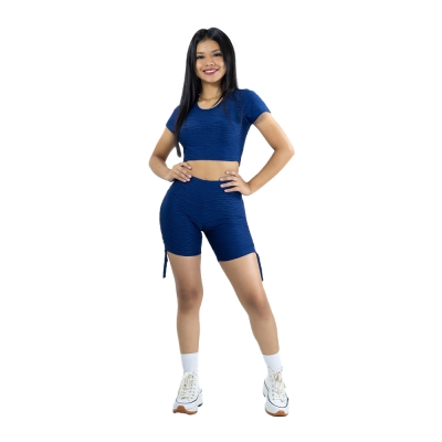 Crop top con mangas + short texturizado con tiras a los lados
