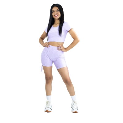 Crop top con mangas + short texturizado con tiras a los lados