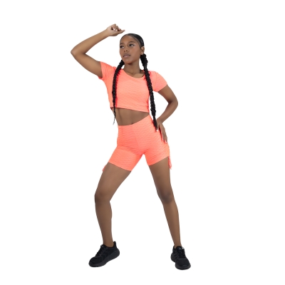 Crop top con mangas + short texturizado con tiras a los lados
