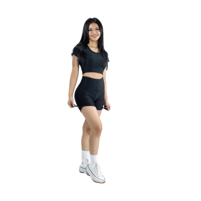 Crop top con mangas + short texturizado con tiras a los lados