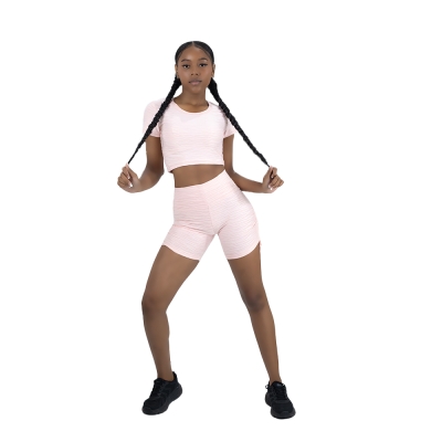 Crop top con mangas + short texturizado con tiras a los lados