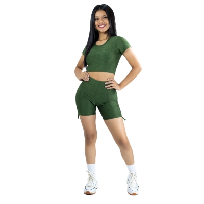 Crop top con mangas + short texturizado con tiras a los lados